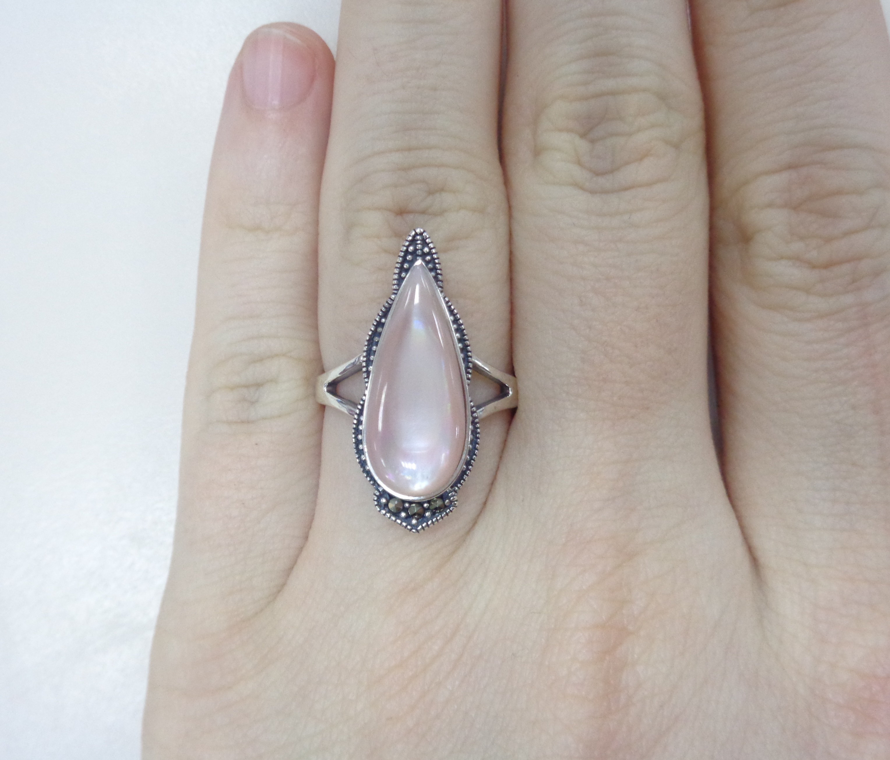 Серебряное кольцо с розовым перламутром